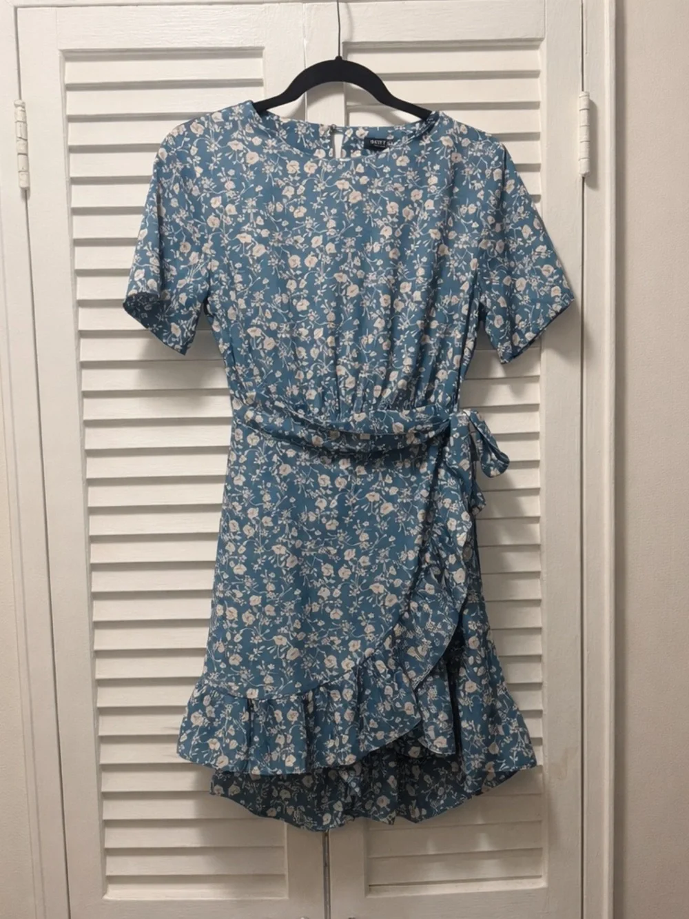 Nasty Gal 🩶 Blue Floral Wrap Romper - Picture 2 of 7